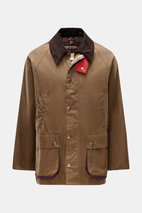 Barbour Wachsjacke 'Bedale' braun, frontal fotografiert, gewachste Baumwolle mit Cordkragen, Tartan-Innenfutter mit Kuh-Print, Slim Fit, Taschen mit Druckknöpfen. Barbour Wachsjacke 'Bedale' braun, frontal fotografiert, gewachste Baumwolle mit Cordkragen, Tartan-Innenfutter mit Kuh-Print, Slim Fit, Taschen mit Druckknöpfen.