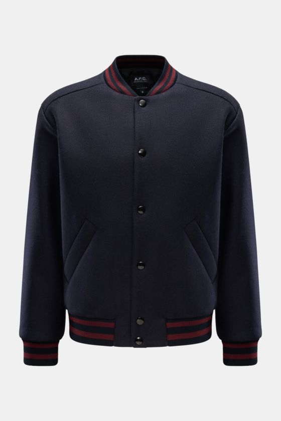 A.P.C. Blouson 'Micky' dark navy im Frontansicht, Woll-Mix, College-Style, Druckknopfleiste, Leistentaschen, Rippbündchen, Logo hinten aus Frotteé. A.P.C. Blouson 'Micky' dark navy im Frontansicht, Woll-Mix, College-Style, Druckknopfleiste, Leistentaschen, Rippbündchen, Logo hinten aus Frotteé.