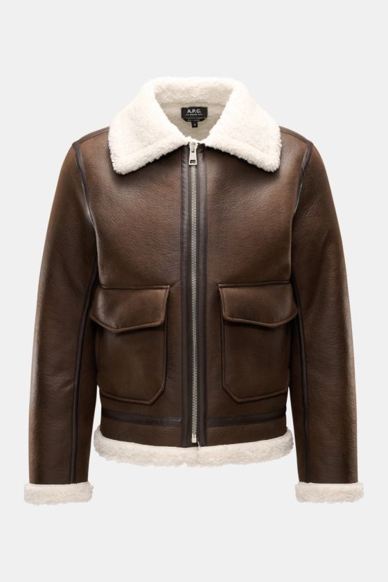 A.P.C. Jacke 'Tommy' dunkelbraun/offwhite mit Lammfelloptik, breitem Umlegekragen, Metall-Reißverschluss, Slim Fit, Fronttaschen, frontal fotografiert. A.P.C. Jacke 'Tommy' dunkelbraun/offwhite mit Lammfelloptik, breitem Umlegekragen, Metall-Reißverschluss, Slim Fit, Fronttaschen, frontal fotografiert.