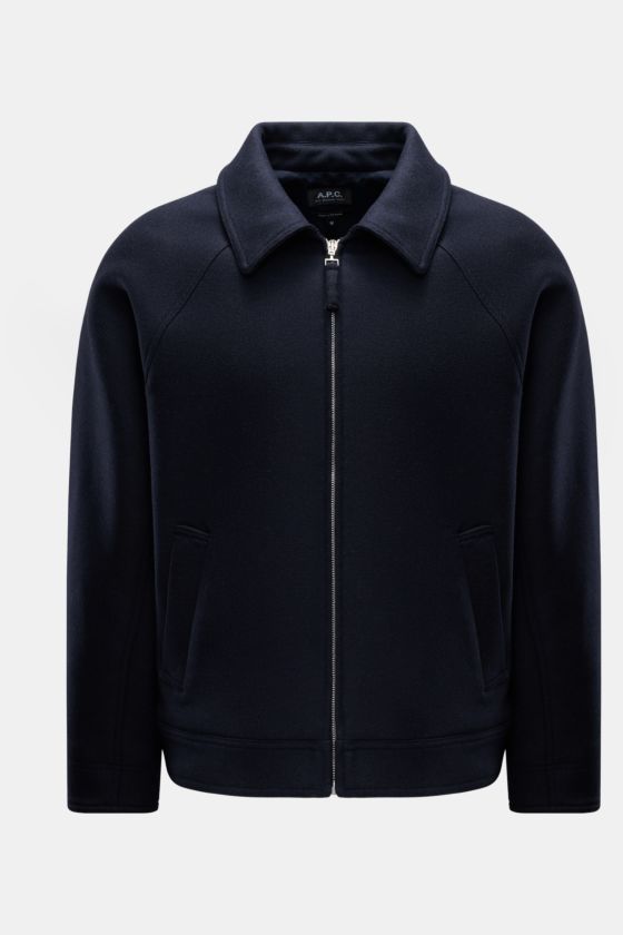 A.P.C. Jacke 'Chase' navy aus Wolle-Microfaser-Mix, Regular Fit, Reißverschluss, Umlegekragen, Raglanärmel, schräge Taschen, Frontansicht. A.P.C. Jacke 'Chase' navy aus Wolle-Microfaser-Mix, Regular Fit, Reißverschluss, Umlegekragen, Raglanärmel, schräge Taschen, Frontansicht.