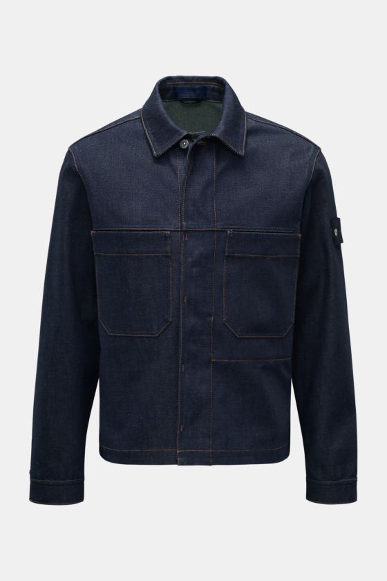 Stone Island Jeansjacke 'Indigo Denim-Raw' navy, frontale Ansicht, Raw Denim, Slim Fit, Umlegekragen, Fronttaschen, Kompass-Badge am Ärmel. Stone Island Jeansjacke 'Indigo Denim-Raw' navy, frontale Ansicht, Raw Denim, Slim Fit, Umlegekragen, Fronttaschen, Kompass-Badge am Ärmel.