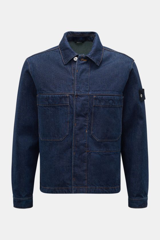 Stone Island Jeansjacke 'Indigo Denim-Rinsed' dunkelblau, Slim Fit, aus reiner Baumwolle, frontale Perspektive, Umlegekragen, verdeckte Knopfleiste, aufgesetzte Taschen, Kompass-Badge am Ärmel, Ärmelabschlüsse mit Knopf. Stone Island Jeansjacke 'Indigo Denim-Rinsed' dunkelblau, Slim Fit, aus reiner Baumwolle, frontale Perspektive, Umlegekragen, verdeckte Knopfleiste, aufgesetzte Taschen, Kompass-Badge am Ärmel, Ärmelabschlüsse mit Knopf.