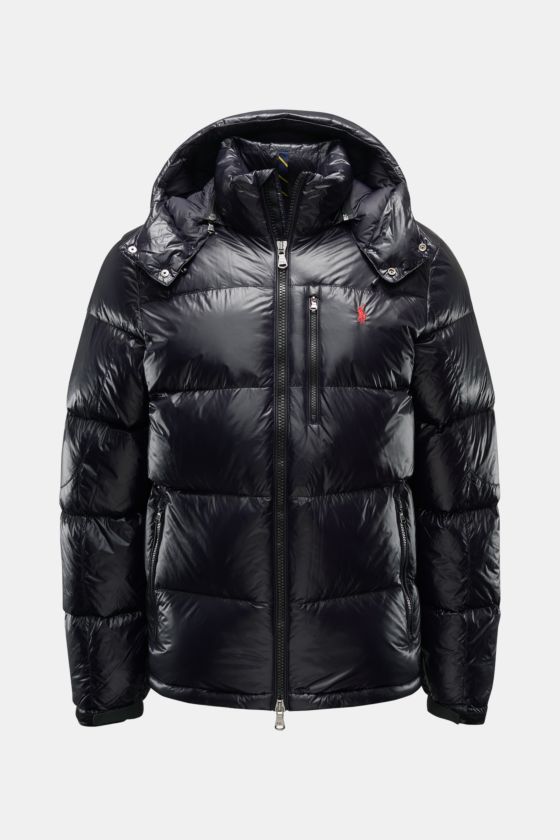 Polo Ralph Lauren Daunenjacke schwarz, Frontansicht, glänzend, wasserabweisend, mit Daunenfüllung, abnehmbarer Kapuze, Zipper-Taschen, Slim Fit, Stehkragen. Polo Ralph Lauren Daunenjacke schwarz, Frontansicht, glänzend, wasserabweisend, mit Daunenfüllung, abnehmbarer Kapuze, Zipper-Taschen, Slim Fit, Stehkragen.