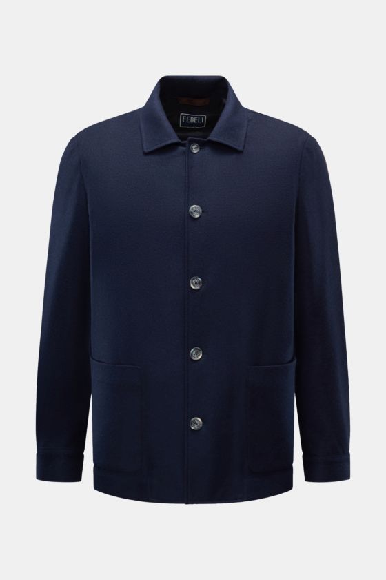 Fedeli Cashmere Flanell-Jacke 'Oxford' navy, frontale Ansicht, kastiger Schnitt, fünf Knöpfe, aufgesetzte Taschen, Veloursleder-Kragenbesatz, Regular Fit. Fedeli Cashmere Flanell-Jacke 'Oxford' navy, frontale Ansicht, kastiger Schnitt, fünf Knöpfe, aufgesetzte Taschen, Veloursleder-Kragenbesatz, Regular Fit.