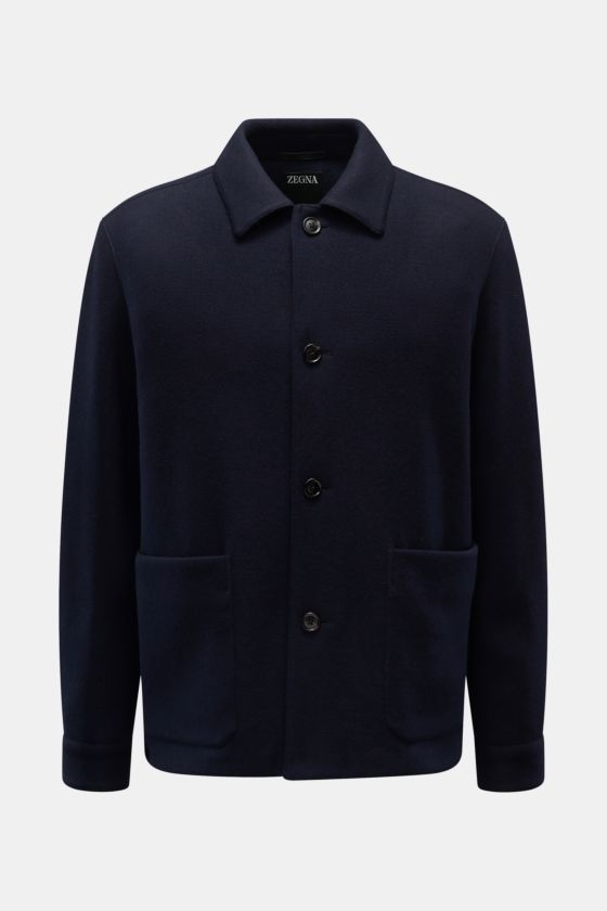 Zegna Jacke 'Alpe' navy, frontal fotografiert, Slim Fit, Mix aus Wolle und Cashmere, softer Griff, Vier-Knopf-Leiste, Umlegekragen, aufgesetzte Hüfttaschen, Ärmel mit Knopf, zwei Innentaschen. Zegna Jacke 'Alpe' navy, frontal fotografiert, Slim Fit, Mix aus Wolle und Cashmere, softer Griff, Vier-Knopf-Leiste, Umlegekragen, aufgesetzte Hüfttaschen, Ärmel mit Knopf, zwei Innentaschen.