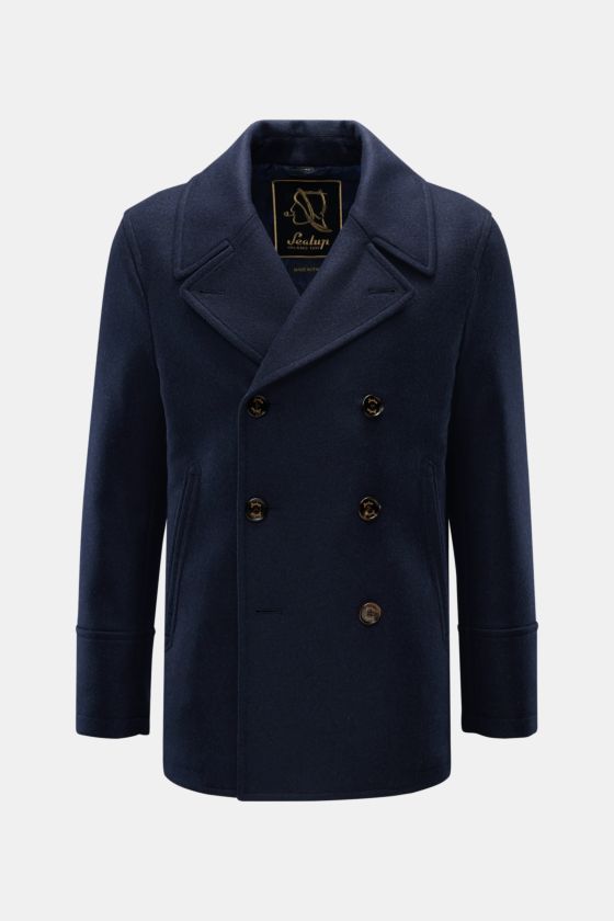 Sealup Cabanjacke 'Amalfi Peacoat' navy, frontale Nahaufnahme, reine Wolle, weicher Griff, leichte Wattierung, Slim Fit, breiter Reverskragen, drei Knopf-Reihen, schräge Taschen, Metall-Logo, zwei Innentaschen. Sealup Cabanjacke 'Amalfi Peacoat' navy, frontale Nahaufnahme, reine Wolle, weicher Griff, leichte Wattierung, Slim Fit, breiter Reverskragen, drei Knopf-Reihen, schräge Taschen, Metall-Logo, zwei Innentaschen.