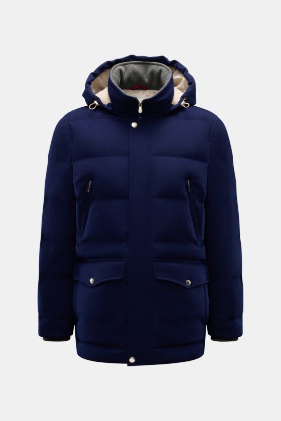 Brustansicht der dunkelblauen Brunello Cucinelli Daunenjacke aus reiner Wolle, gesteppte Optik, abnehmbare Kapuze, Taschen, wind- und wasserabweisend, wärmend, Regular Fit. Brustansicht der dunkelblauen Brunello Cucinelli Daunenjacke aus reiner Wolle, gesteppte Optik, abnehmbare Kapuze, Taschen, wind- und wasserabweisend, wärmend, Regular Fit.