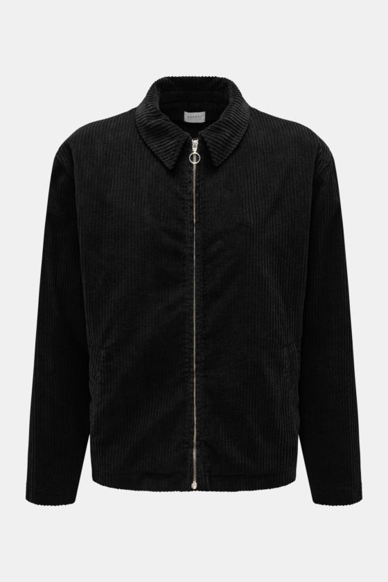04651/ A trip in a bag Cordjacke schwarz, frontal fotografiert, aus elastischer Baumwolle mit Metall-Reißverschluss, Umlegekragen und paspelierten Taschen. 04651/ A trip in a bag Cordjacke schwarz, frontal fotografiert, aus elastischer Baumwolle mit Metall-Reißverschluss, Umlegekragen und paspelierten Taschen.