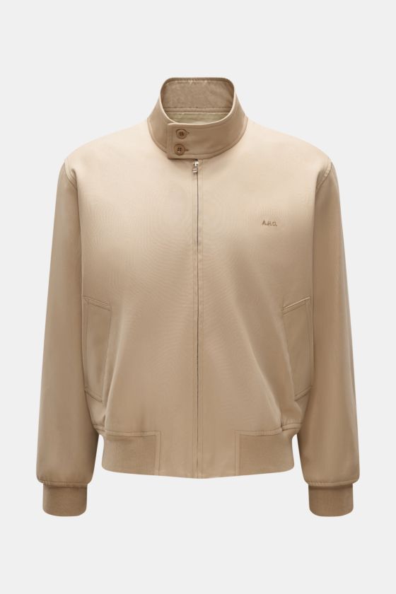 A.P.C. Blouson beige, frontal fotografiert, aus reiner Baumwolle mit Gabardine, Regular Fit, tonales Logo-Stitching, Stehkragen, verdecktem Reißverschluss, Leistentaschen und elastischen Bündchen. A.P.C. Blouson beige, frontal fotografiert, aus reiner Baumwolle mit Gabardine, Regular Fit, tonales Logo-Stitching, Stehkragen, verdecktem Reißverschluss, Leistentaschen und elastischen Bündchen.