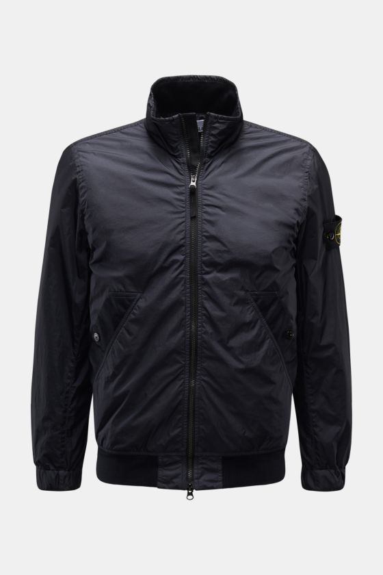 Stone Island Blouson 'Garment Dyed Crinkle Reps NY' navy, frontale Ansicht, Microfaser, Slim Fit, wind- & wasserabweisend, Kompass-Badge am Arm. Stone Island Blouson 'Garment Dyed Crinkle Reps NY' navy, frontale Ansicht, Microfaser, Slim Fit, wind- & wasserabweisend, Kompass-Badge am Arm.