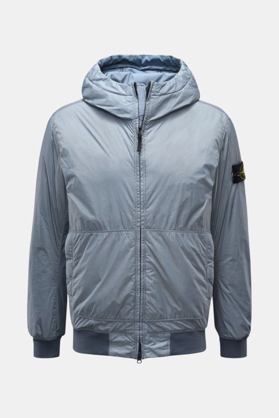 Stone Island Blouson 'Garment Dyed Crinkle Reps NY' rauchblau, frontale Ansicht, leichte Microfaser, wattierte Kapuze, Kompass-Badge am Ärmel, Slim Fit, wind- und wasserabweisend. Stone Island Blouson 'Garment Dyed Crinkle Reps NY' rauchblau, frontale Ansicht, leichte Microfaser, wattierte Kapuze, Kompass-Badge am Ärmel, Slim Fit, wind- und wasserabweisend.