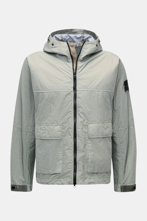 Stone Island Jacke 'Membrana' salbei, frontale Ansicht, dreilagiges, wind- und wasserabweisendes Microfaser-Funktionsgewebe, Kapuze, Kompass-Badge am Ärmel. Stone Island Jacke 'Membrana' salbei, frontale Ansicht, dreilagiges, wind- und wasserabweisendes Microfaser-Funktionsgewebe, Kapuze, Kompass-Badge am Ärmel.
