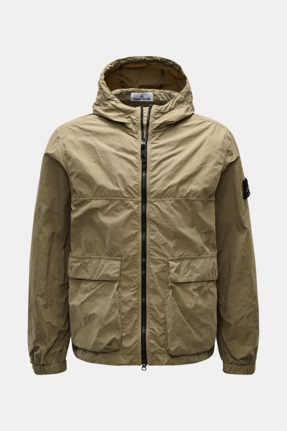 Stone Island Jacke 'Nylon Smerigliato-TC' oliv, frontale Ansicht, Kapuze, Zwei-Wege-Reißverschluss, aufgesetzte Taschen, Kompass-Badge, wasserabweisend, leichte Microfaser. Stone Island Jacke 'Nylon Smerigliato-TC' oliv, frontale Ansicht, Kapuze, Zwei-Wege-Reißverschluss, aufgesetzte Taschen, Kompass-Badge, wasserabweisend, leichte Microfaser.