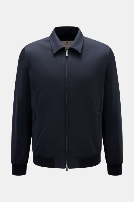 Mandelli Blouson navy von vorne, Slim Fit, Microfaser, glatter Griff, leichte Wattierung, Umlegekragen, zwei schräge Zipper-Taschen, Rippbündchen. Mandelli Blouson navy von vorne, Slim Fit, Microfaser, glatter Griff, leichte Wattierung, Umlegekragen, zwei schräge Zipper-Taschen, Rippbündchen.