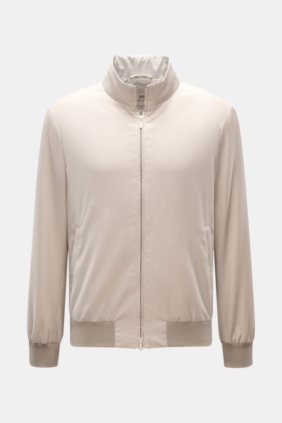 Mandelli Blouson beige, Slim Fit Blouson aus reiner Wolle mit Stehkragen, Zwei-Wege-Reißverschluss, elastischen Bündchen, glattem Griff, drei Innentaschen, Frontansicht. Mandelli Blouson beige, Slim Fit Blouson aus reiner Wolle mit Stehkragen, Zwei-Wege-Reißverschluss, elastischen Bündchen, glattem Griff, drei Innentaschen, Frontansicht.
