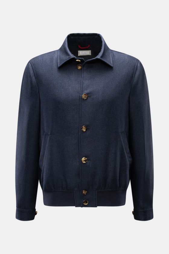 Brunello Cucinelli Blouson navy meliert, Slim Fit, aus Seide, Leinen und Wolle mit markanter Webstruktur, Umlegekragen, sieben Knöpfen, Manschetten, elastischem Saum, schräge Taschen, halb gefüttert, frontal fotografiert. Brunello Cucinelli Blouson navy meliert, Slim Fit, aus Seide, Leinen und Wolle mit markanter Webstruktur, Umlegekragen, sieben Knöpfen, Manschetten, elastischem Saum, schräge Taschen, halb gefüttert, frontal fotografiert.