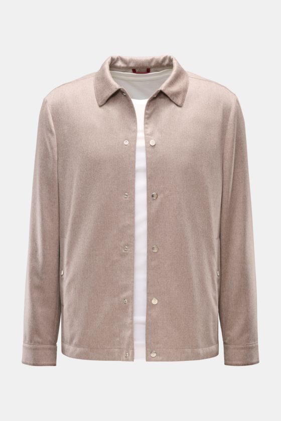 Brunello Cucinelli Cashmere Overshirt sand meliert, Slim Fit, reiner Cashmere, weich, halb gefüttert, Umlegekragen, Fronttaschen, Knopfmanschetten, sechs Knöpfe, zwei Innentaschen, Frontansicht. Brunello Cucinelli Cashmere Overshirt sand meliert, Slim Fit, reiner Cashmere, weich, halb gefüttert, Umlegekragen, Fronttaschen, Knopfmanschetten, sechs Knöpfe, zwei Innentaschen, Frontansicht.