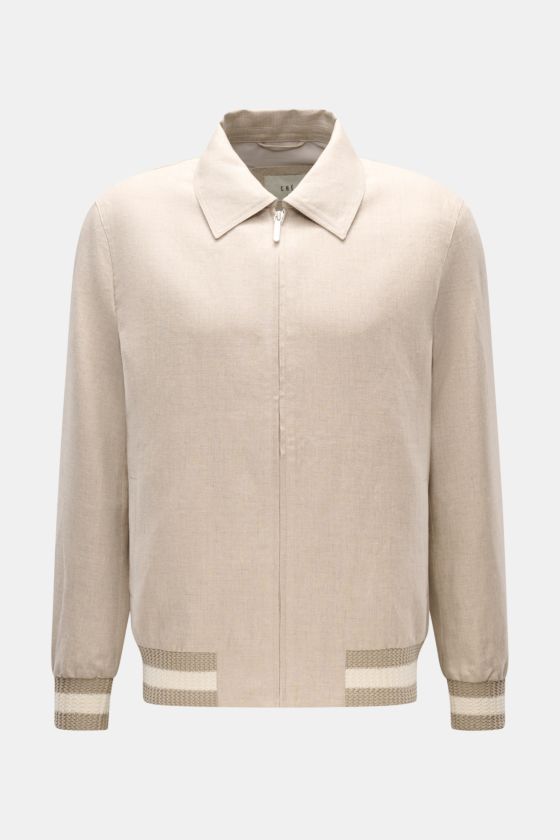 Ché Blouson 'Benito' beige meliert, frontal fotografiert, aus leicht griffigem reinem Leinen mit Slim Fit, Umlegekragen, robustem Reißverschluss, paspelierte Fronttaschen, elastischen Saum- und Ärmelbündchen, halb gefüttert und zwei Innentaschen. Ché Blouson 'Benito' beige meliert, frontal fotografiert, aus leicht griffigem reinem Leinen mit Slim Fit, Umlegekragen, robustem Reißverschluss, paspelierte Fronttaschen, elastischen Saum- und Ärmelbündchen, halb gefüttert und zwei Innentaschen.