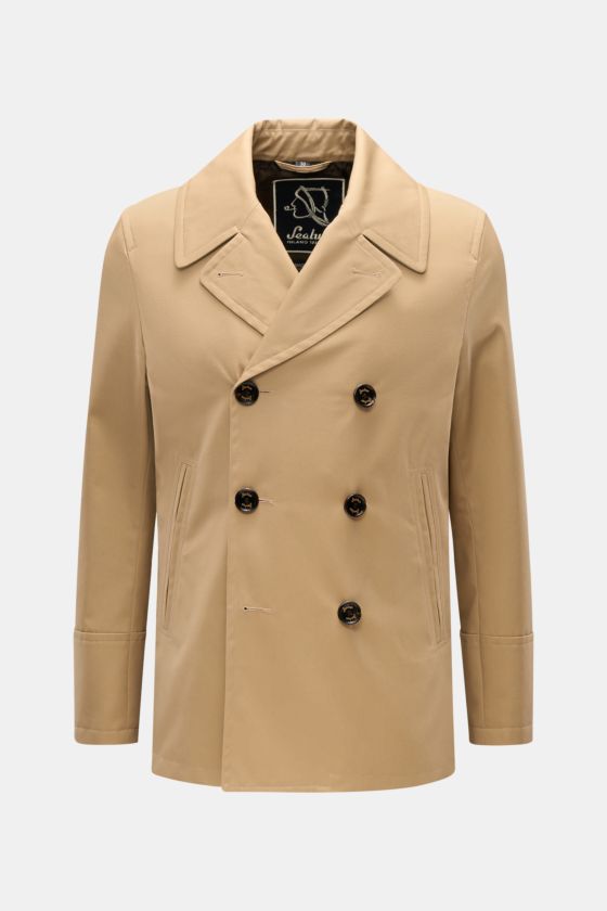 Sealup Cabanjacke 'Amalfi' beige, frontale Ansicht, Slim Fit, zweireihige Drei-Knopf-Leiste, breiter Reverskragen, schräge paspelierte Taschen, feiner Twill aus Microfaser und Baumwolle. Sealup Cabanjacke 'Amalfi' beige, frontale Ansicht, Slim Fit, zweireihige Drei-Knopf-Leiste, breiter Reverskragen, schräge paspelierte Taschen, feiner Twill aus Microfaser und Baumwolle.