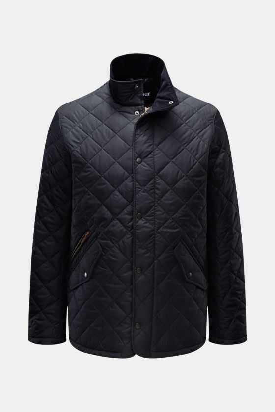 Barbour Steppjacke 'Chelsea Sportsquilt' dark navy, Frontansicht, ungefüttert, gesteppte Microfaser, Stehkragen mit Cord, leichte Wattierung, Windblende, zwei Fronttaschen, Regular Fit, robuster Zwei-Wege-Reißverschluss. Barbour Steppjacke 'Chelsea Sportsquilt' dark navy, Frontansicht, ungefüttert, gesteppte Microfaser, Stehkragen mit Cord, leichte Wattierung, Windblende, zwei Fronttaschen, Regular Fit, robuster Zwei-Wege-Reißverschluss.