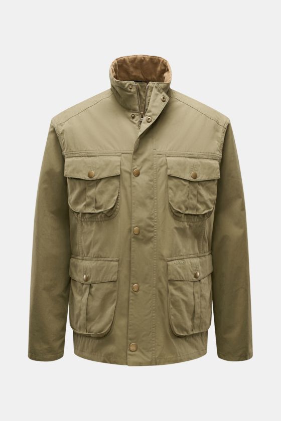 Barbour Field Jacket 'Sanderling' oliv, frontal fotografiert, leicht, funktional, vier Blasebalgtaschen, Stehkragen mit Cord, Regular Fit, halb gefüttert mit Tartan. Barbour Field Jacket 'Sanderling' oliv, frontal fotografiert, leicht, funktional, vier Blasebalgtaschen, Stehkragen mit Cord, Regular Fit, halb gefüttert mit Tartan.