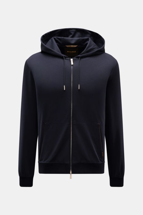 Moorer Sweatjacke 'Matthew Felpa' navy, frontale Ansicht, Kapuze mit Tunnelzug, Zwei-Wege-Reißverschluss, Kängurutasche mit Leder-Paspel, Slim Fit, weicher doppelseitiger Strick. Moorer Sweatjacke 'Matthew Felpa' navy, frontale Ansicht, Kapuze mit Tunnelzug, Zwei-Wege-Reißverschluss, Kängurutasche mit Leder-Paspel, Slim Fit, weicher doppelseitiger Strick.