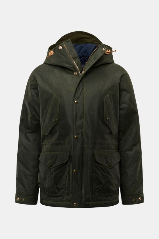 Manifattura Ceccarelli Wachsjacke 'New Fisherman' oliv, Frontansicht, gewachste Baumwolle, wasserabweisend, Slim Fit, Wollwattierung, Kapuze, Raglanärmel, mehrere Taschen. Manifattura Ceccarelli Wachsjacke 'New Fisherman' oliv, Frontansicht, gewachste Baumwolle, wasserabweisend, Slim Fit, Wollwattierung, Kapuze, Raglanärmel, mehrere Taschen.