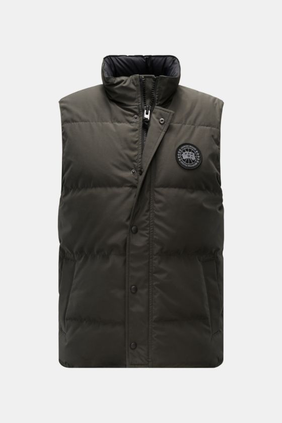 Vorderansicht der Canada Goose Daunenweste 'Garson' graugrün mit Slim Fit, wasserabweisendem Baumwoll-Microfaser-Mix, Daunenfüllung, Stehkragen, Zwei-Wege-Reißverschluss, Windblende, Brust-Logo, Leistentaschen und Innentasche. Vorderansicht der Canada Goose Daunenweste 'Garson' graugrün mit Slim Fit, wasserabweisendem Baumwoll-Microfaser-Mix, Daunenfüllung, Stehkragen, Zwei-Wege-Reißverschluss, Windblende, Brust-Logo, Leistentaschen und Innentasche.