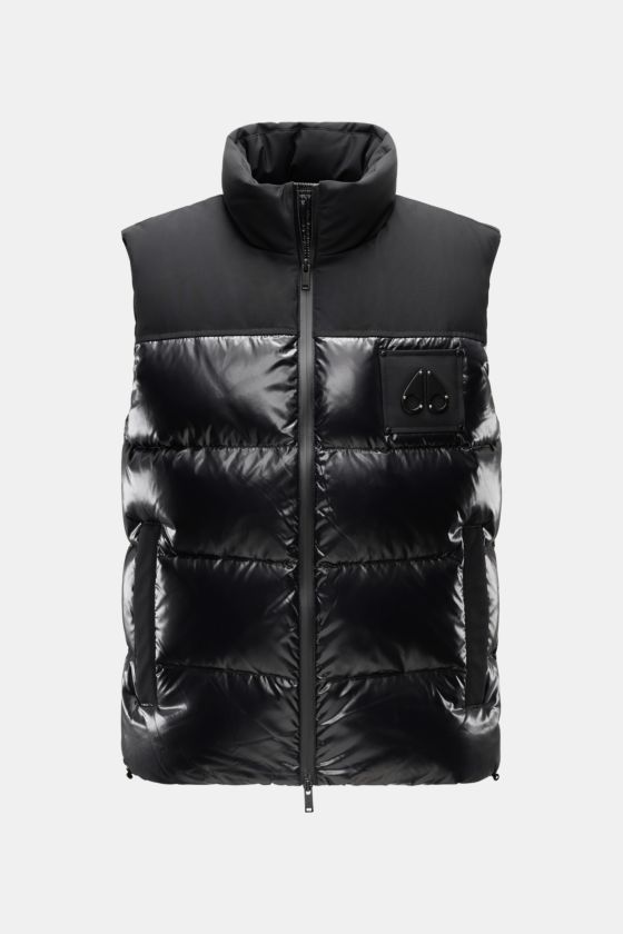 Moose Knuckles Daunenweste 'Victory Peak' schwarz, frontal fotografiert, Slim Fit mit wärmender Daunenfüllung, Metall-Logo, Zwei-Wege-Reißverschluss, Zipper-Taschen. Moose Knuckles Daunenweste 'Victory Peak' schwarz, frontal fotografiert, Slim Fit mit wärmender Daunenfüllung, Metall-Logo, Zwei-Wege-Reißverschluss, Zipper-Taschen.