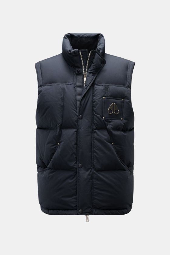 Moose Knuckles Daunenweste 'Everest' navy, frontale Ansicht, wattierter Stehkragen, wind- und wasserabweisend, mit Metall-Logo, Taschen und robuster Reißverschluss. Moose Knuckles Daunenweste 'Everest' navy, frontale Ansicht, wattierter Stehkragen, wind- und wasserabweisend, mit Metall-Logo, Taschen und robuster Reißverschluss.