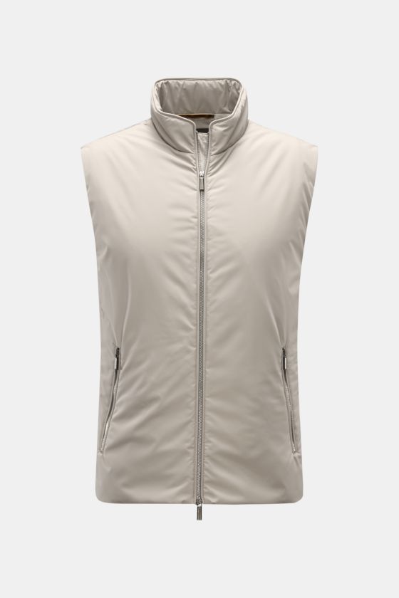 Moorer Outdoor-Weste 'Senio-Skt' beige, frontale Ansicht, wasserabweisend, Slim Fit, schmaler Stehkragen, Zwei-Wege-Reißverschluss, schräge Zipper-Taschen. Moorer Outdoor-Weste 'Senio-Skt' beige, frontale Ansicht, wasserabweisend, Slim Fit, schmaler Stehkragen, Zwei-Wege-Reißverschluss, schräge Zipper-Taschen.