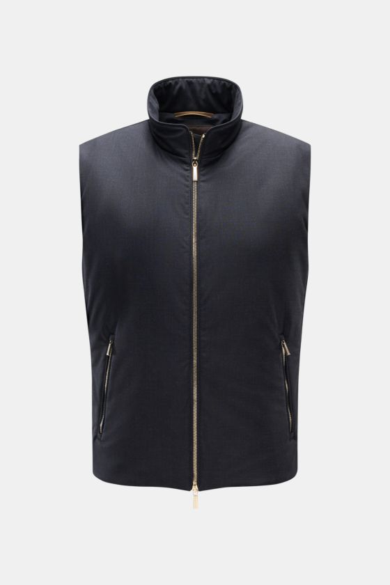 Moorer Outdoor-Weste 'Senio-Bt' dark navy frontal fotografiert, Slim Fit, elastische Schurwolle, Stehkragen, Zipper-Taschen, leichte Füllung. Moorer Outdoor-Weste 'Senio-Bt' dark navy frontal fotografiert, Slim Fit, elastische Schurwolle, Stehkragen, Zipper-Taschen, leichte Füllung.