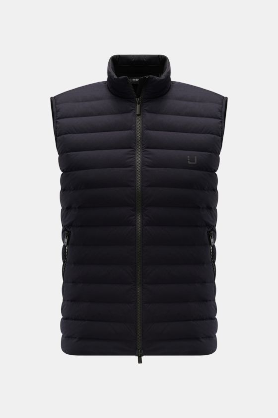UBR Daunenweste 'Supersonic' navy, frontale Ansicht, Slim Fit, elastische Microfaser, ultraleichte Daunenfüllung, hoher Kragen, Zwei-Wege-Reißverschluss, schräge Taschen, reflektierende Details. UBR Daunenweste 'Supersonic' navy, frontale Ansicht, Slim Fit, elastische Microfaser, ultraleichte Daunenfüllung, hoher Kragen, Zwei-Wege-Reißverschluss, schräge Taschen, reflektierende Details.