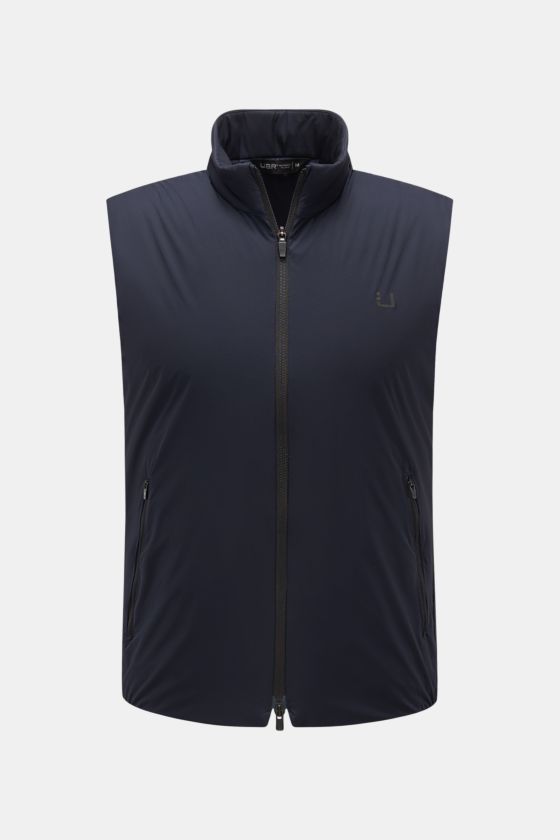 UBR Outdoor-Weste 'Raptor' navy, frontale Nahaufnahme, leichte wattierte Microfaser, Slim Fit, Stehkragen, Zwei-Wege-Reißverschluss, schräge Zipper-Taschen, reflektierende Details. UBR Outdoor-Weste 'Raptor' navy, frontale Nahaufnahme, leichte wattierte Microfaser, Slim Fit, Stehkragen, Zwei-Wege-Reißverschluss, schräge Zipper-Taschen, reflektierende Details.