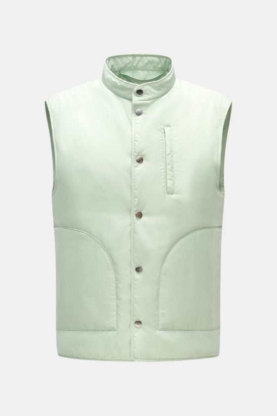 Vorderansicht der pastellgrünen 04651/ A trip in a bag Outdoorweste 'Padded Nylon' mit Stehkragen, Five-Knopf-Leiste, Brust- und Fronttaschen aus glatter Microfaser für sportive Layering-Looks. Vorderansicht der pastellgrünen 04651/ A trip in a bag Outdoorweste 'Padded Nylon' mit Stehkragen, Five-Knopf-Leiste, Brust- und Fronttaschen aus glatter Microfaser für sportive Layering-Looks.