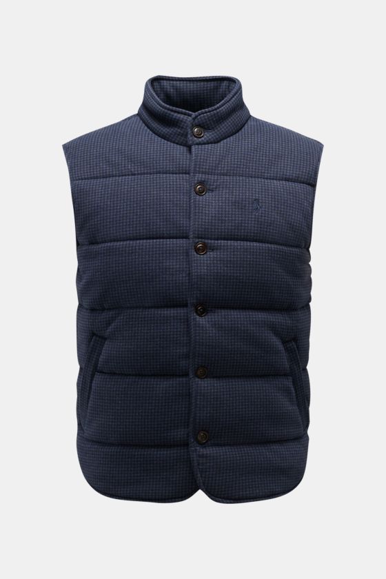 Polo Ralph Lauren Outdoorweste graublau/schwarz kariert, frontal fotografiert, Slim Fit, kurzer Stehkragen, sechs Knöpfe, schräge Taschen, tonales Stick-Logo, weiche Baumwolle mit Hahnentritt-Muster. Polo Ralph Lauren Outdoorweste graublau/schwarz kariert, frontal fotografiert, Slim Fit, kurzer Stehkragen, sechs Knöpfe, schräge Taschen, tonales Stick-Logo, weiche Baumwolle mit Hahnentritt-Muster.