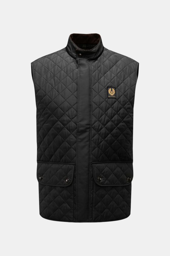 Belstaff Outdoorweste 'Icon' schwarz, Slim Fit Steppweste mit fünf-Knopf-Leiste, aufgesetzten Taschen, Stehkragen, BELSTAFF-Logo, frontale Ansicht. Belstaff Outdoorweste 'Icon' schwarz, Slim Fit Steppweste mit fünf-Knopf-Leiste, aufgesetzten Taschen, Stehkragen, BELSTAFF-Logo, frontale Ansicht.