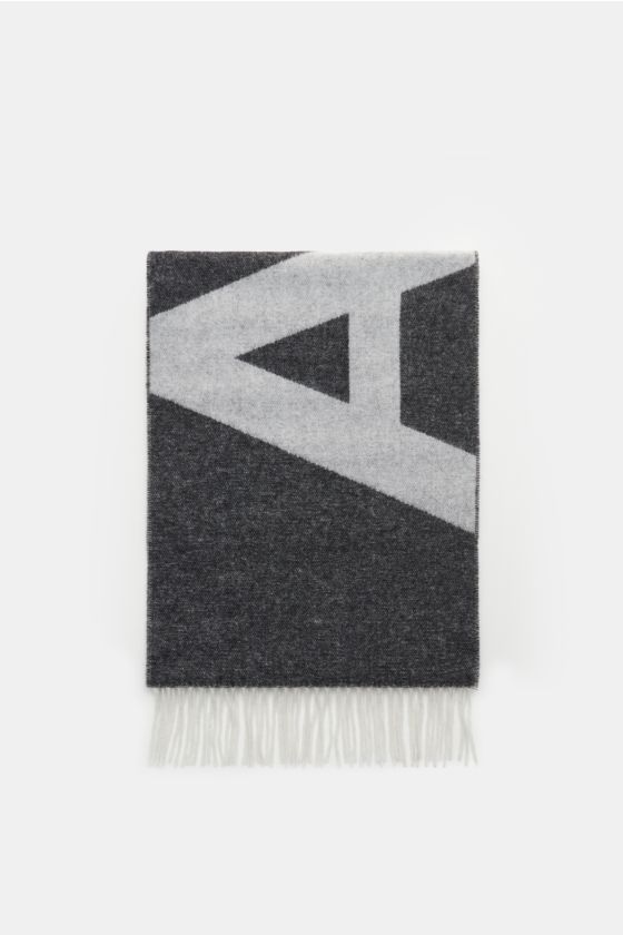 A.P.C. Schal schwarz/offwhite, von oben fotografiert, Mix aus Wolle und Microfaser, weicher Griff, Doubleface-Design, großes A.P.C.-Logo, Fransen, ca. 205x38 cm. A.P.C. Schal schwarz/offwhite, von oben fotografiert, Mix aus Wolle und Microfaser, weicher Griff, Doubleface-Design, großes A.P.C.-Logo, Fransen, ca. 205x38 cm.