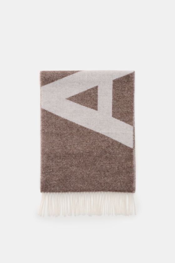 A.P.C. Schal braun/offwhite, von oben fotografiert, mit weichem Griff, Doubleface-Design, großflächigem A.P.C.-Logo, Fransen, Mix aus Wolle und Microfaser, ca. 205x38 cm. A.P.C. Schal braun/offwhite, von oben fotografiert, mit weichem Griff, Doubleface-Design, großflächigem A.P.C.-Logo, Fransen, Mix aus Wolle und Microfaser, ca. 205x38 cm.