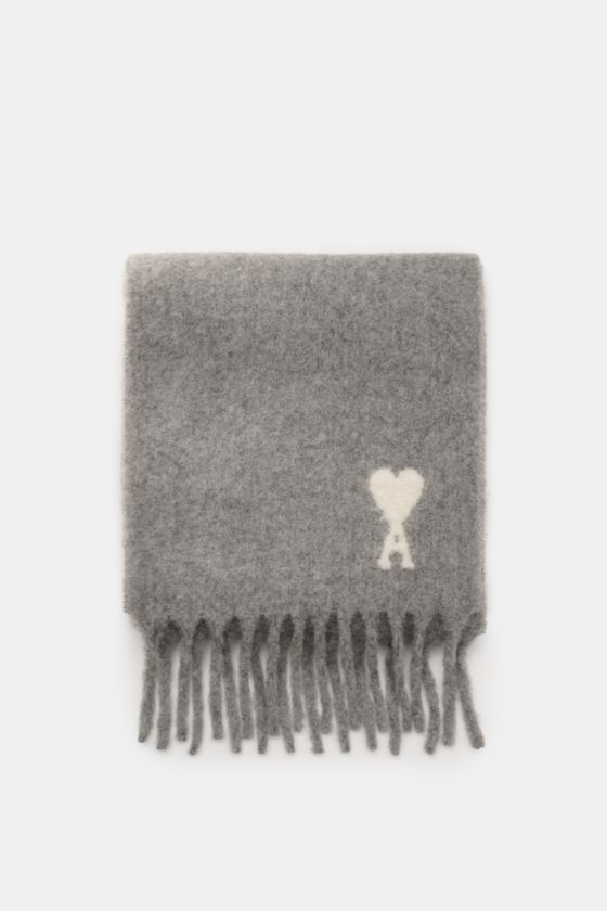 Gefaltener Ami Paris Schal grau meliert aus weichem Alpakawoll-Mix mit Fransen und markentypischem 'Ami de Cœur'-Logo, frontal fotografiert. Gefaltener Ami Paris Schal grau meliert aus weichem Alpakawoll-Mix mit Fransen und markentypischem 'Ami de Cœur'-Logo, frontal fotografiert.