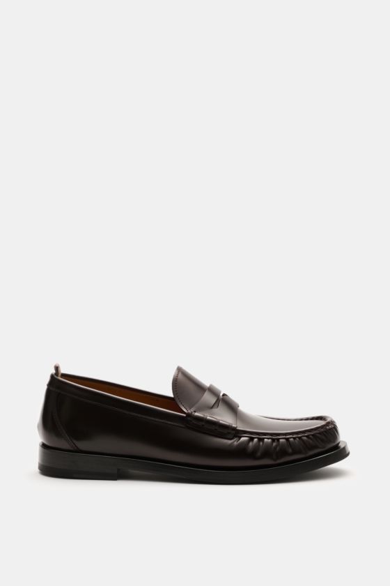 Officine Creative Penny Loafer 'Balfron' bordeaux, seitliche Ansicht, poliertes Glattleder, Zierfalten, Penny Strap, Gummisohle, Lederfutter. Officine Creative Penny Loafer 'Balfron' bordeaux, seitliche Ansicht, poliertes Glattleder, Zierfalten, Penny Strap, Gummisohle, Lederfutter.