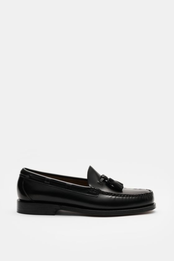 G. H. Bass Tassel Loafer schwarz aus edlem Glattleder, seitlich fotografiert mit typischer Tassel, Zierschnürung, Lederfutter und Ledersohle. G. H. Bass Tassel Loafer schwarz aus edlem Glattleder, seitlich fotografiert mit typischer Tassel, Zierschnürung, Lederfutter und Ledersohle.