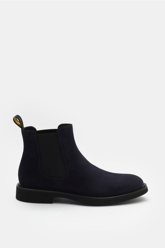 Doucal's Chelsea Boot navy aus feinem Veloursleder, schmal zulaufende Silhouette, elastische Einsätze, ledernes Innenfutter, Gummisohle, Seitenansicht. Doucal's Chelsea Boot navy aus feinem Veloursleder, schmal zulaufende Silhouette, elastische Einsätze, ledernes Innenfutter, Gummisohle, Seitenansicht.