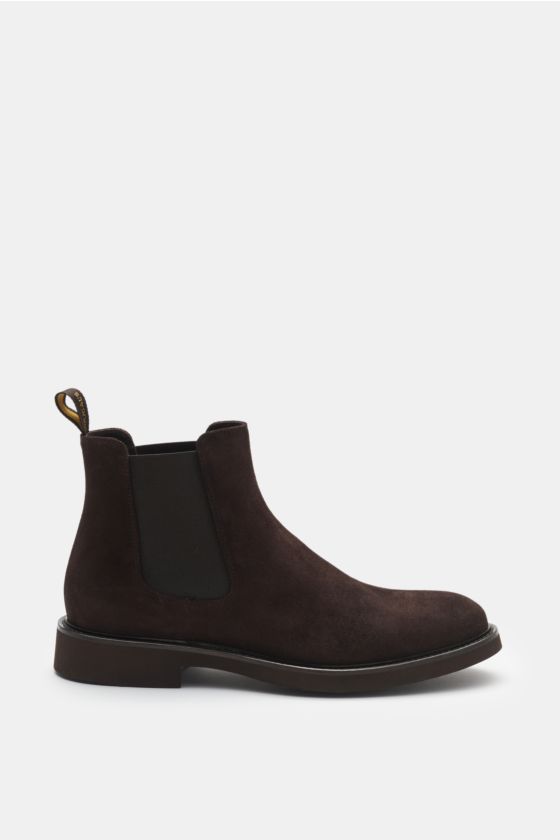 Doucal's Chelsea Boot dunkelbraun aus feinem Veloursleder, schmal zulaufende Silhouette, elastische Einsätze, ledernes Innenfutter, Gummisohle, Seitenansicht. Doucal's Chelsea Boot dunkelbraun aus feinem Veloursleder, schmal zulaufende Silhouette, elastische Einsätze, ledernes Innenfutter, Gummisohle, Seitenansicht.