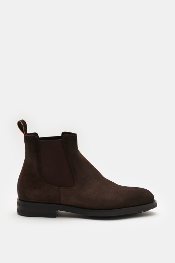 Santoni Chelsea Boot 'Colin' braun aus Veloursleder, seitliche Elastikeinsätze, schmal zulaufend, rahmengenäht, Anziehschlaufe, Profilsohle, Seitenansicht. Santoni Chelsea Boot 'Colin' braun aus Veloursleder, seitliche Elastikeinsätze, schmal zulaufend, rahmengenäht, Anziehschlaufe, Profilsohle, Seitenansicht.