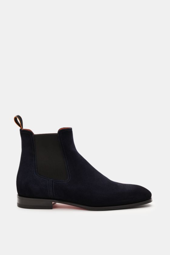 Santoni Chelsea Boot 'Adrian' navy aus geschmeidigem Veloursleder, seitlicher Elastikeinsatz, schlanke Silhouette, Profil von rechts. Santoni Chelsea Boot 'Adrian' navy aus geschmeidigem Veloursleder, seitlicher Elastikeinsatz, schlanke Silhouette, Profil von rechts.