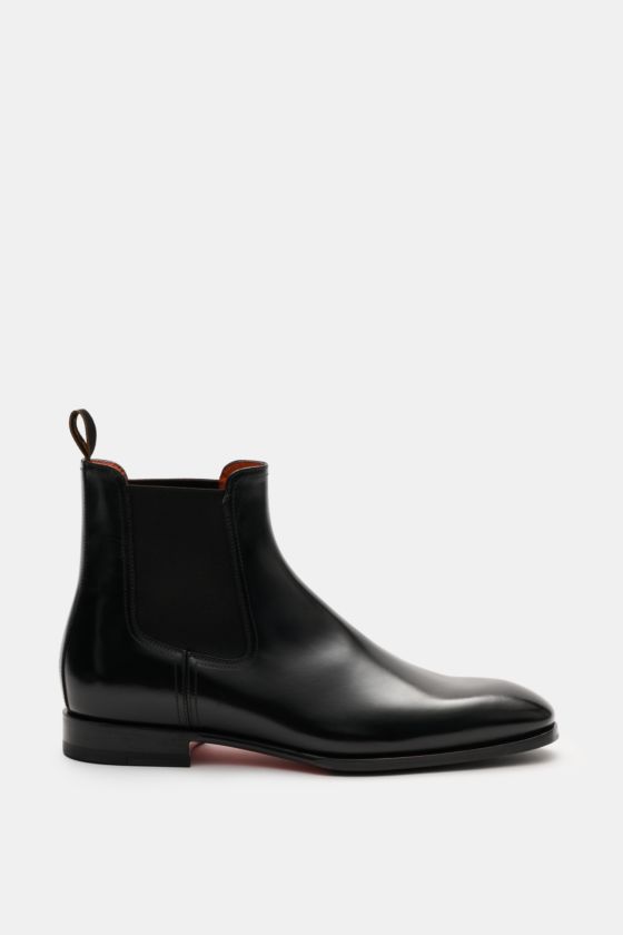 Santoni Chelsea Boot 'Adrian' schwarz, seitlich fotografiert, aus hochwertigem Glattleder mit schmal zulaufender Silhouette und Elastikeinsätzen. Santoni Chelsea Boot 'Adrian' schwarz, seitlich fotografiert, aus hochwertigem Glattleder mit schmal zulaufender Silhouette und Elastikeinsätzen.