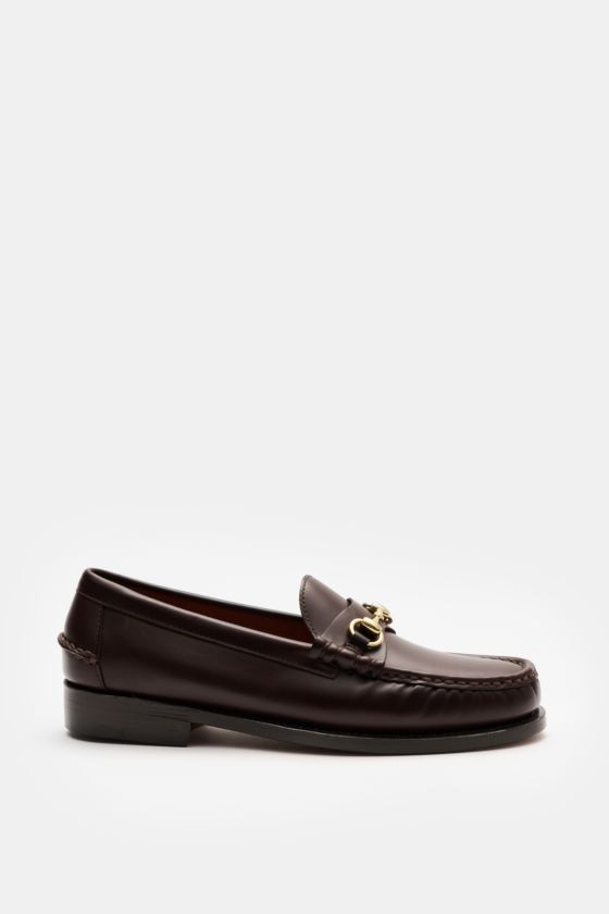 Sebago Horsebit Loafer 'Joe Modena' rotbraun aus fein genarbtem Leder, seitlich fotografiert, mit Horsebit-Detail, Blake-Verarbeitung und lederner Laufsohle. Sebago Horsebit Loafer 'Joe Modena' rotbraun aus fein genarbtem Leder, seitlich fotografiert, mit Horsebit-Detail, Blake-Verarbeitung und lederner Laufsohle.