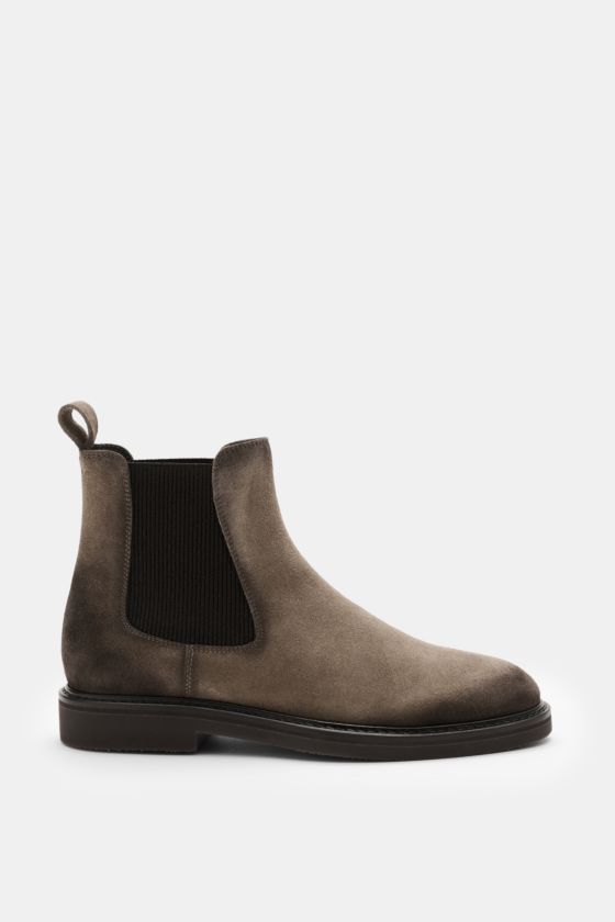 Fabiano Ricci Chelsea Boot taupe seitlich fotografiert, edles Veloursleder, elastische Einsätze, schmale Silhouette, Lederfutter, Anziehschlaufe, flexible Gummisohle. Fabiano Ricci Chelsea Boot taupe seitlich fotografiert, edles Veloursleder, elastische Einsätze, schmale Silhouette, Lederfutter, Anziehschlaufe, flexible Gummisohle.