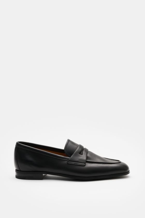 Church's Penny Loafer 'Milton' schwarz, seitliche Ansicht, geschmeidiges Glattleder, schmale Silhouette, Penny-Strap, Goodyear-welted, Kautschuksohle. Church's Penny Loafer 'Milton' schwarz, seitliche Ansicht, geschmeidiges Glattleder, schmale Silhouette, Penny-Strap, Goodyear-welted, Kautschuksohle.